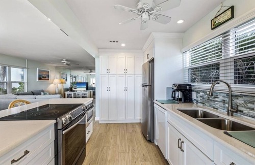 Englewood Condominio | DIRECTLY ON PRIVATE BEACH! AMAZING PANORAMIC GULF VIEWS! MODERN, COZY CONDO.