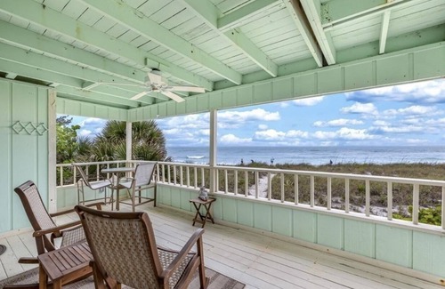 Englewood Condominio | DIRECTLY ON PRIVATE BEACH! AMAZING PANORAMIC GULF VIEWS! MODERN, COZY CONDO.