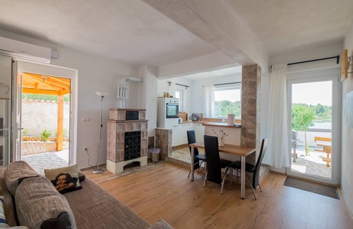 Bilice Casa | Ideal para las familias y justo en el agua! 3 apartamentos independientes en una casa