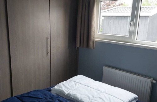 Dordtse Biesbosch Chalet De Esquí | Disabled chalet with 3 bedrooms and a garden with terrace