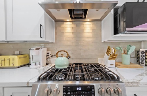 Peaceful Valley Casa | Disco Dino: Funktastic 5br 4ba w/ Spa .6mi to Old Town!