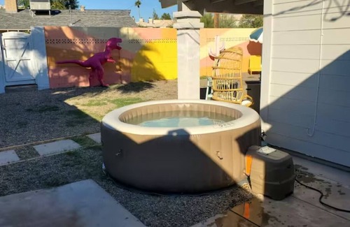 Peaceful Valley Casa | Disco Dino: Funktastic 5br 4ba w/ Spa .6mi to Old Town!