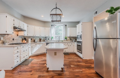 Allen Casa | Discount Included! Stunning, Modern, Spacious Getaway Fits Any Group, 2 Game Rooms, Hot Tub 5 Bedroom Home by Redawning