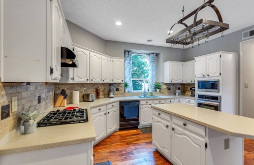 Allen Casa | Discount Included! Stunning, Modern, Spacious Getaway Fits Any Group, 2 Game Rooms, Hot Tub 5 Bedroom Home by Redawning