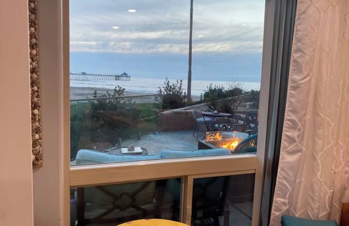 Imperial Beach Condominio | Enorme patio privado moderno frente al mar. Restaurante en Bldg. +2 plazas de garaje gratis!