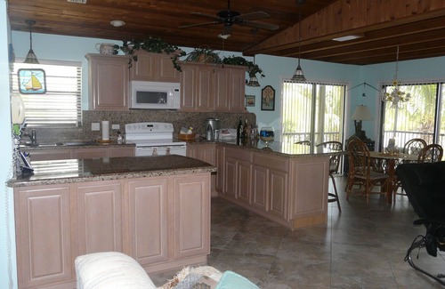 Twin Lakes Casa | Key Largo y nuestra casa genial después del huracán! Canal home 80 'muelle para barco.