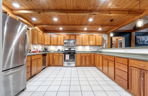 Sunday River Area Cabina | Spacious & Private | Stunning Views | Hot Tub