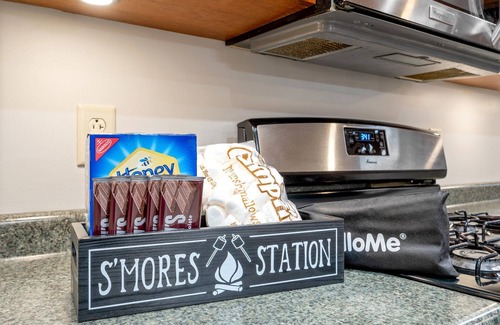 Sunday River Area Cabina | Spacious & Private | Stunning Views | Hot Tub