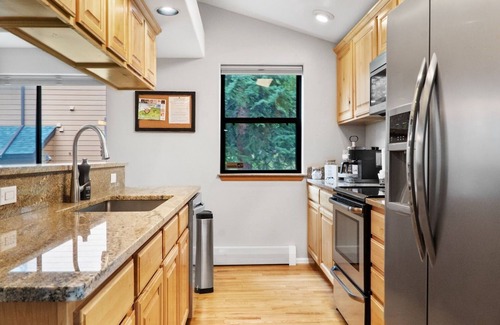 Peak 8 Casa | Discounted Remaining Summer! Hot Tub+Shuttle+Bunks