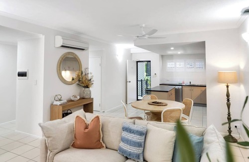 Parramatta Park Apartamento | Discover a Stylish and Tranquil Haven by the Pool