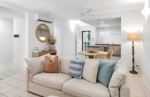 Parramatta Park Apartamento | Discover a Stylish and Tranquil Haven by the Pool