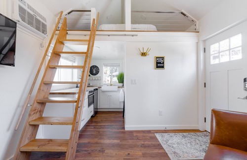 Camas Apartamento | Discover an authentic mini getaway in this charming, upbeat space
