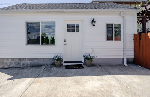 Camas Apartamento | Discover an authentic mini getaway in this charming, upbeat space