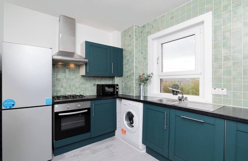 Dunfermline Apartamento | Discover comfort at our 2-bedroom home in Dunfermline, offering 3 beds for a relaxing stay
