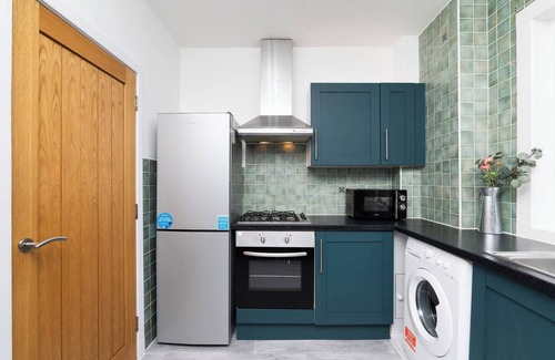 Dunfermline Apartamento | Discover comfort at our 2-bedroom home in Dunfermline, offering 3 beds for a relaxing stay
