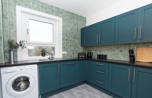 Dunfermline Apartamento | Discover comfort at our 2-bedroom home in Dunfermline, offering 3 beds for a relaxing stay