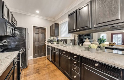Peak's Suburban Addition Condominio | Discover Dallas charm at our 1-bedroom retreat nestled in the historic Swiss Avenue neighborhood. Enjoy a private patio, bright spaces, and a fully equipped kitchen for short or long stays. Walk tree-lined streets adorned with historical mansions.