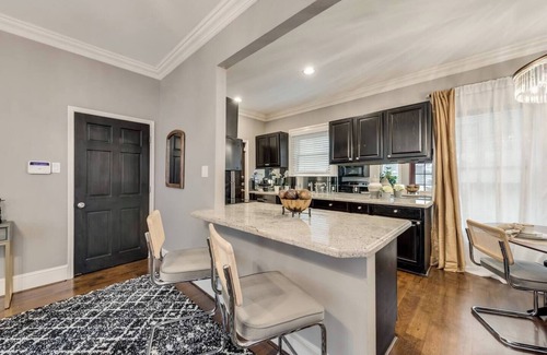 Peak's Suburban Addition Condominio | Discover Dallas charm at our 1-bedroom retreat nestled in the historic Swiss Avenue neighborhood. Enjoy a private patio, bright spaces, and a fully equipped kitchen for short or long stays. Walk tree-lined streets adorned with historical mansions.