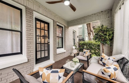 Peak's Suburban Addition Condominio | Discover Dallas charm at our 1-bedroom retreat nestled in the historic Swiss Avenue neighborhood. Enjoy a private patio, bright spaces, and a fully equipped kitchen for short or long stays. Walk tree-lined streets adorned with historical mansions.