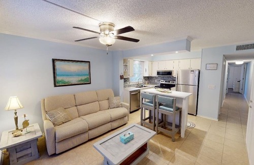 North Myrtle Beach Condominio | Discover enchanting courtyard living in this stunningly updated Ocean Winds.