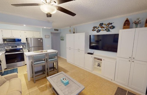 North Myrtle Beach Condominio | Discover enchanting courtyard living in this stunningly updated Ocean Winds.