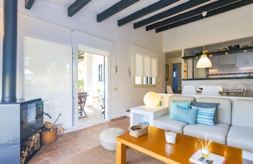 Binisafua Villa | Descubre Es Cantell, una villa a un paso del mar.