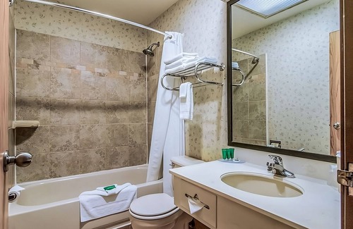 Poulsbo Complejo | Discover Historic Poulsbo! Kitchenette, Free Onsite Parking