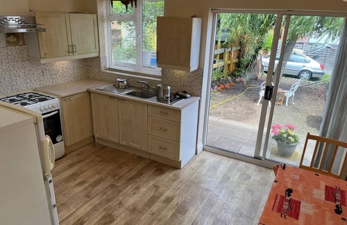 Finchley Casa | Discover London: Comfy1-Bedroom House with High-Speed WiFi! #ShortStay #Travel