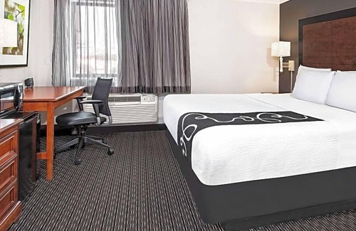 Arsenal Casa | Discover More of San Antonio! 3 Pet-friendly Units, Free Bfast, Parking, Pool!