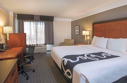 Arsenal Casa | Discover More of San Antonio! 3 Pet-friendly Units, Free Bfast, Parking, Pool!