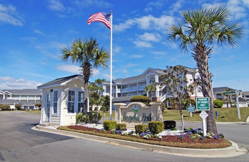 Central Myrtle Beach Condominio | Discover our chic 1Br/1.5Ba Golf Villa in a prime spot!