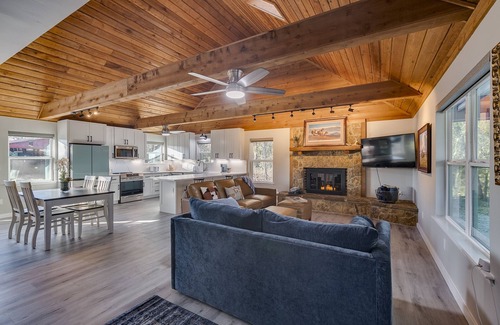 Marietta Cabina | Discover relaxation in Marietta's cozy 3-bedroom cabin near WinStar