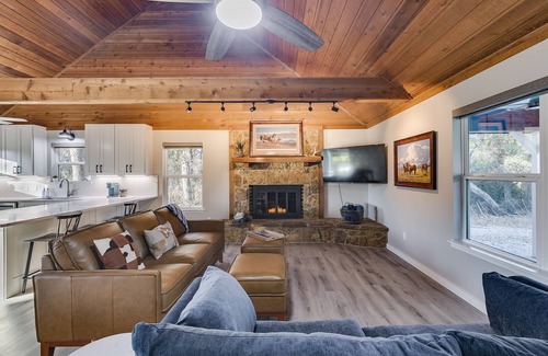 Marietta Cabina | Discover relaxation in Marietta's cozy 3-bedroom cabin near WinStar
