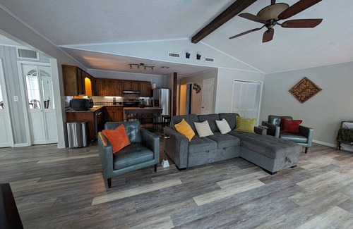 Grapevine Casa | Discover seclusion at Road's End Retreat, a 2-bed, 2-bath sanctuary.