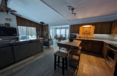 Grapevine Casa | Discover seclusion at Road's End Retreat, a 2-bed, 2-bath sanctuary.