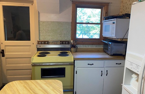Tomahawk Cabina | Discover serenity in Wisconsin- stay at our spacious 4-bedroom cabin