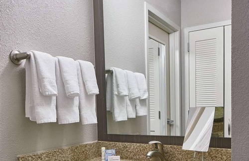Morrisville Complejo | Discover Stylish Comfort! Outdoor Pool & Free Airport Shuttle!