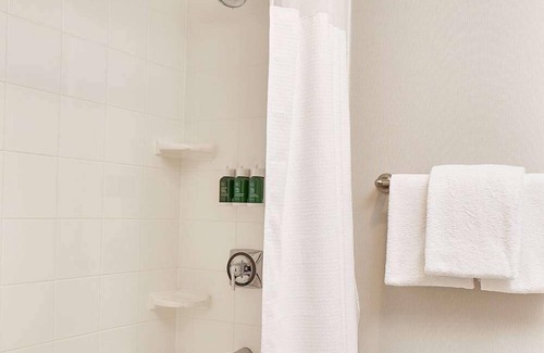 Morrisville Complejo | Discover Stylish Comfort! Outdoor Pool & Free Airport Shuttle!