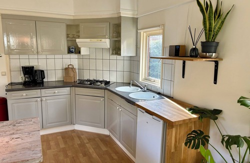 Municipality of Harderwijk Casa | Discover the retro lodge and enjoy this unique accommodation with its own style and layout, perfect for a party of up to 4 people.