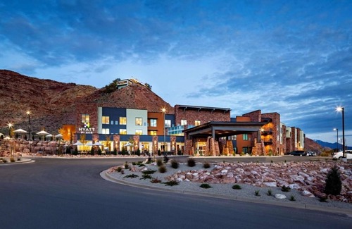 Moab Casa | Discover the Exceptional Close to Valley Shopping, Free Parking!
