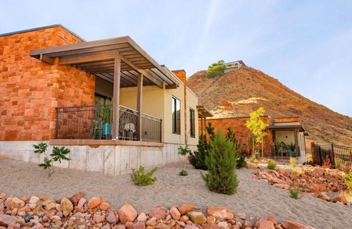 Moab Casa | Discover the Exceptional Close to Valley Shopping, Free Parking!