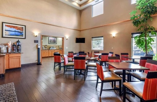 Parkrose Casa | Discover the Greater Portland Area from our warm and welcoming suites!