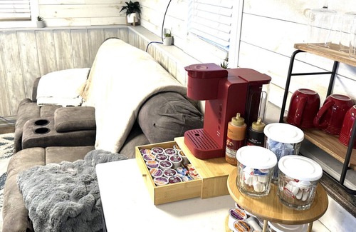 Moorhead Apartamento | Discover the Secret Hot Tub Haven Hideout with King Bed & Luxe Linens at an affordable price.