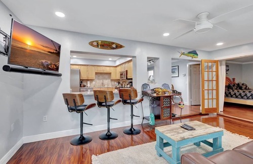 Florida North Atlantic Coast Casa | Discover the ultimate getaway at our stylish 3-bedroom retreat featuring 7 cozy beds, 2 modern bathrooms, a private pool, hot tub (extra fee), outdoor TV, BBQ grill, and a refreshing outdoor shower—your perfect blend of comfort, relaxation, and fun.
