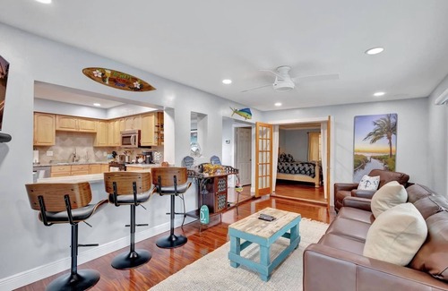 Florida North Atlantic Coast Casa | Discover the ultimate getaway at our stylish 3-bedroom retreat featuring 7 cozy beds, 2 modern bathrooms, a private pool, hot tub (extra fee), outdoor TV, BBQ grill, and a refreshing outdoor shower—your perfect blend of comfort, relaxation, and fun.