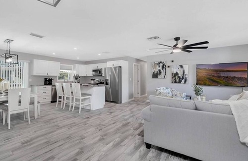 Oakland Hills Casa | Discover the welcoming golf community of Rotonda West in this beautifully styled home