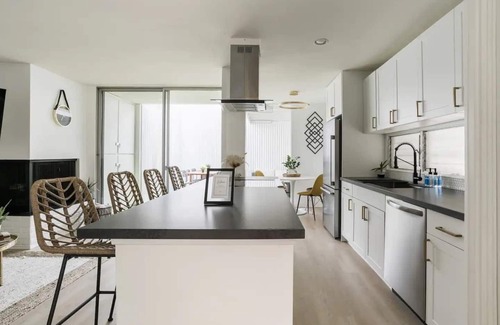 Mission Hills Apartamento | Discover the work of modernist architect Homer Delawie at the Hillside Hideaway. This unique downstairs unit reflects his renowned style of simplicity, using large glass areas to seamlessly blend the living space with the natural surroundings.
