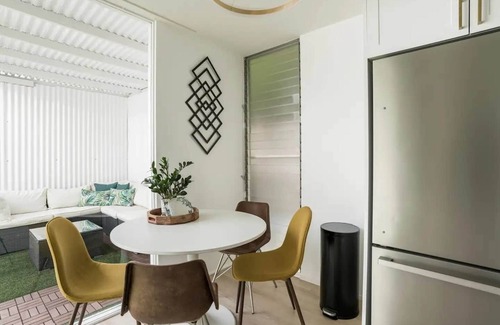 Mission Hills Apartamento | Discover the work of modernist architect Homer Delawie at the Hillside Hideaway. This unique downstairs unit reflects his renowned style of simplicity, using large glass areas to seamlessly blend the living space with the natural surroundings.