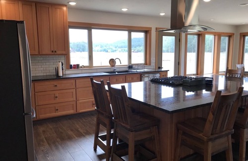 Lincoln County Cabina | Discover this Gorgeous Cottage Situated Along the Tobacco River!