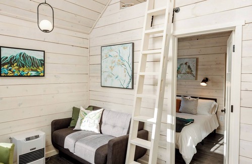 Chugiak Cabina | Discover tranquility in a deluxe tiny house amidst Eklutna Valley's natural beauty.